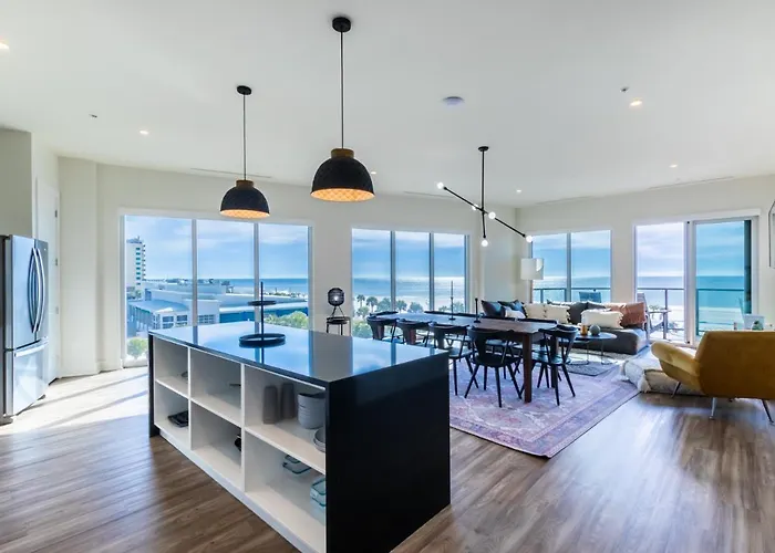 Elegant 4 Bedroom Beachfront, Luxury With Rooftop Pool Next To The Hangout