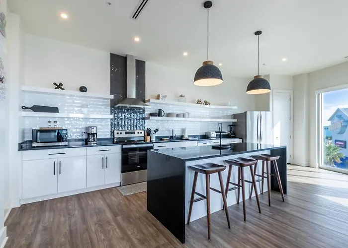 Holiday home Elegant 4 Bedroom Beachfront, Luxury With Rooftop Pool Next To The Hangout
