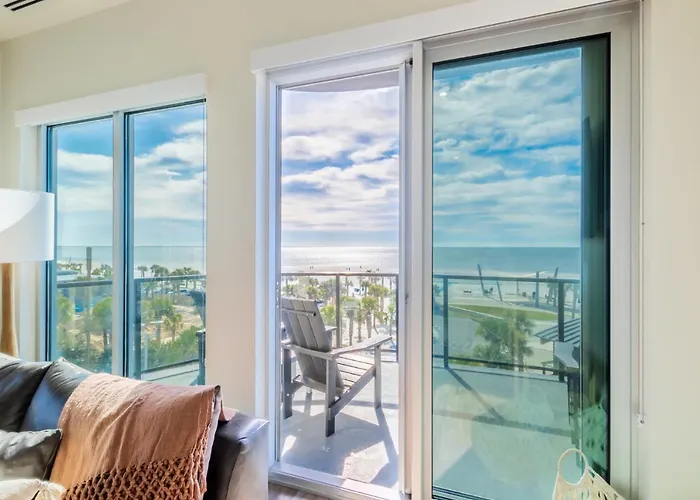 Holiday home Elegant 4 Bedroom Beachfront, Luxury With Rooftop Pool Next To The Hangout *