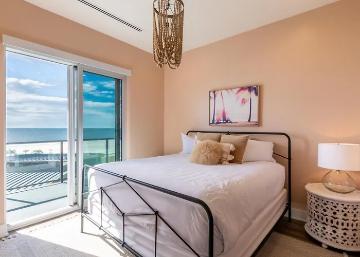 Elegant 4 Bedroom Beachfront, Luxury With Rooftop Pool Next To The Hangout Holiday home