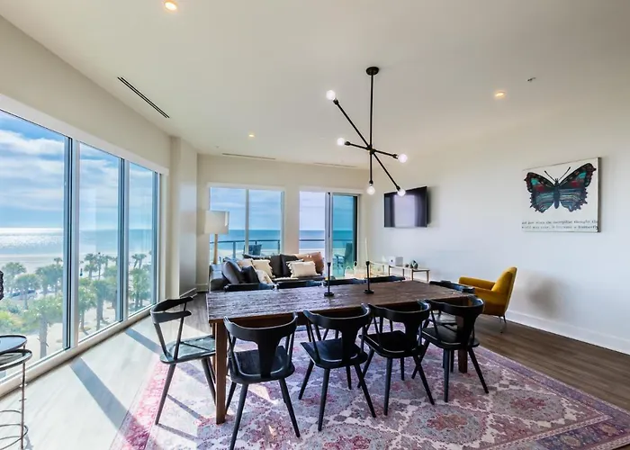 Elegant 4 Bedroom Beachfront, Luxury With Rooftop Pool Next To The Hangout