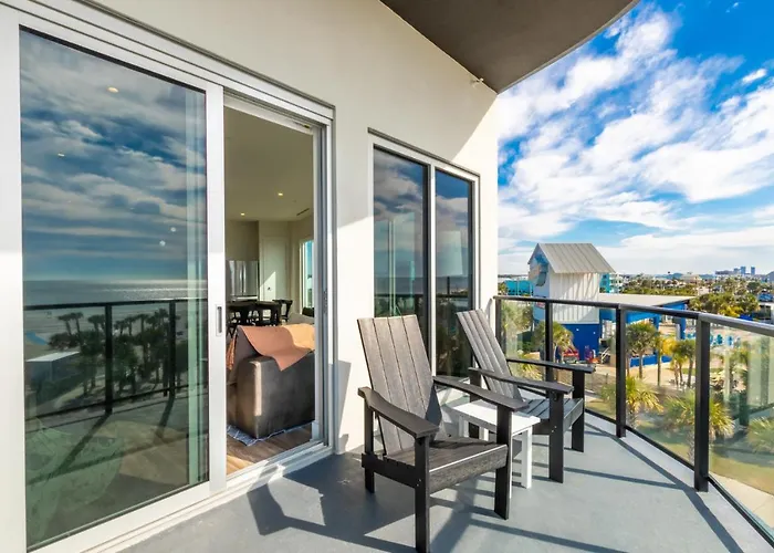 Holiday home Elegant 4 Bedroom Beachfront, Luxury With Rooftop Pool Next To The Hangout *