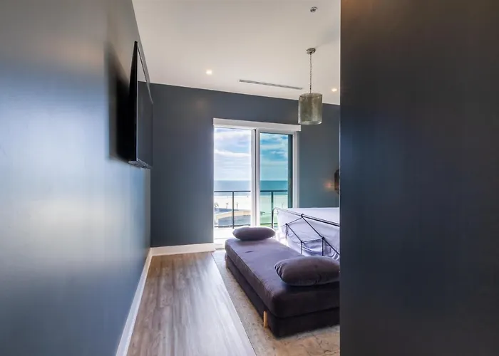 Holiday home Elegant 4 Bedroom Beachfront, Luxury With Rooftop Pool Next To The Hangout