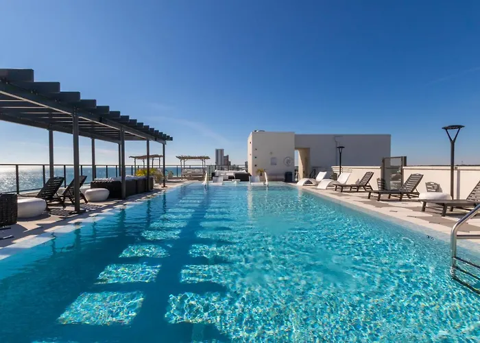 Elegant 4 Bedroom Beachfront, Luxury With Rooftop Pool Next To The Hangout