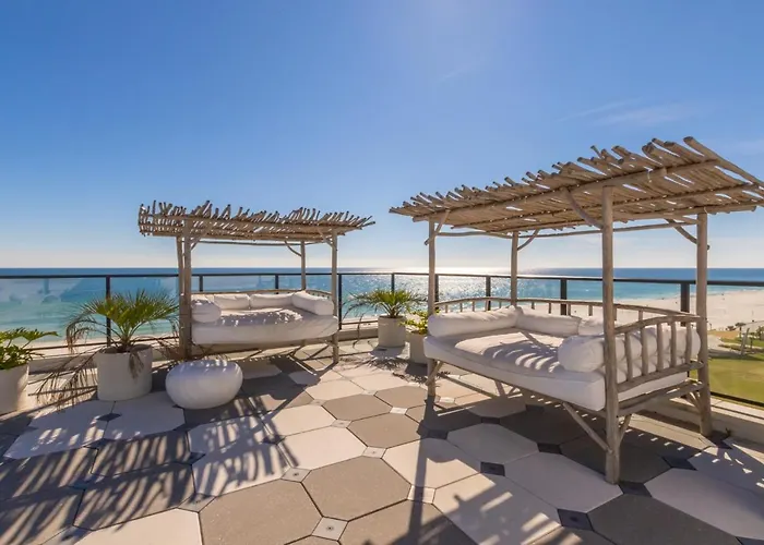 Elegant 4 Bedroom Beachfront, Luxury With Rooftop Pool Next To The Hangout Holiday home *