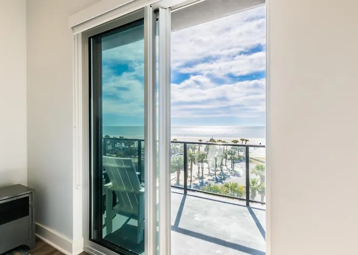 Holiday home Elegant 4 Bedroom Beachfront, Luxury With Rooftop Pool Next To The Hangout Gulf Shores