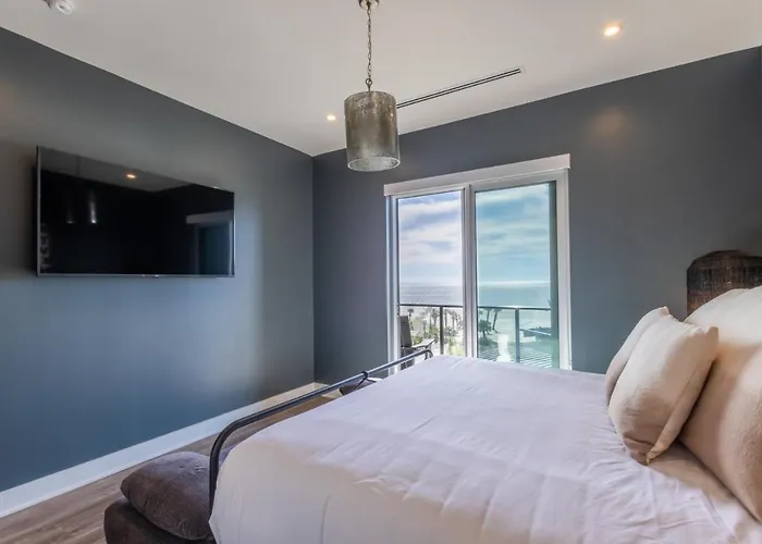 Holiday home Elegant 4 Bedroom Beachfront, Luxury With Rooftop Pool Next To The Hangout *