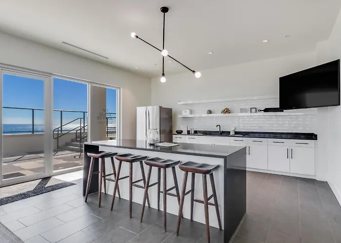 Elegant 4 Bedroom Beachfront, Luxury With Rooftop Pool Next To The Hangout Holiday home Gulf Shores