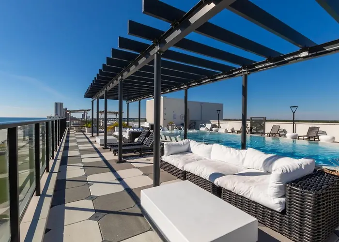 Holiday home Elegant 4 Bedroom Beachfront, Luxury With Rooftop Pool Next To The Hangout