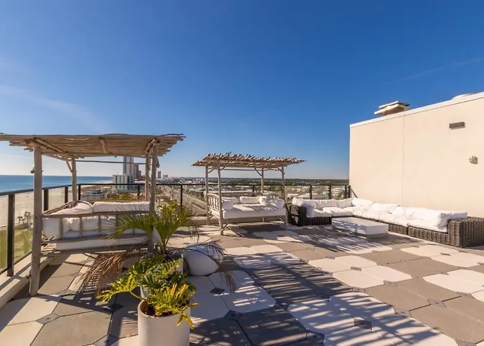 Holiday home Elegant 4 Bedroom Beachfront, Luxury With Rooftop Pool Next To The Hangout