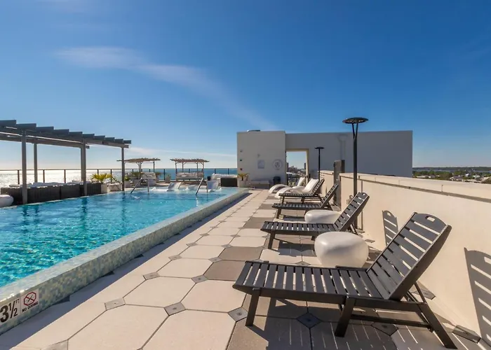 Holiday home Elegant 4 Bedroom Beachfront, Luxury With Rooftop Pool Next To The Hangout *