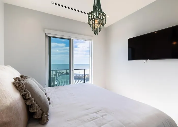 Elegant 4 Bedroom Beachfront, Luxury With Rooftop Pool Next To The Hangout