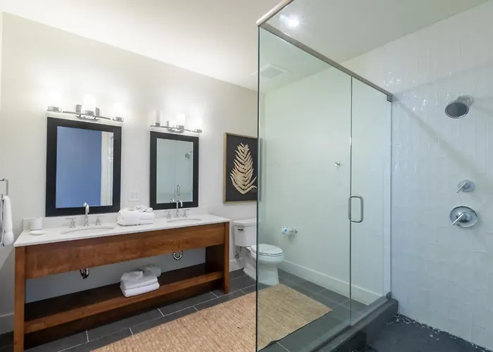 Elegant 4 Bedroom Beachfront, Luxury With Rooftop Pool Next To The Hangout Holiday home *