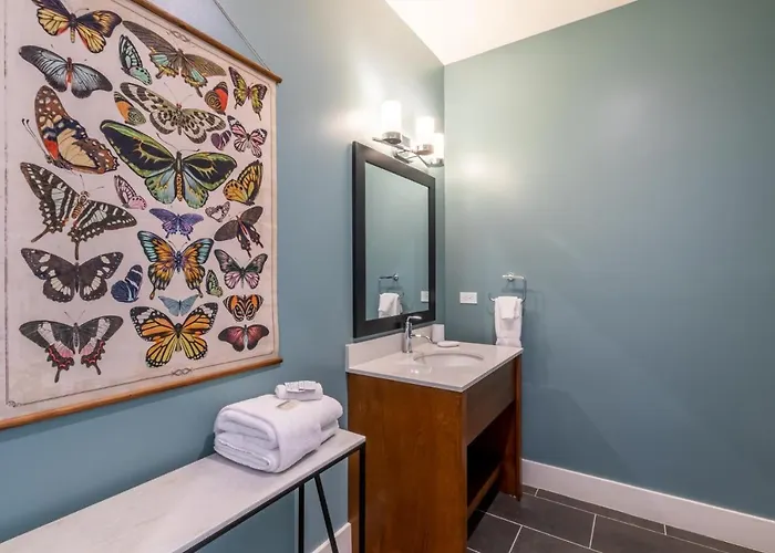 Elegant 4 Bedroom Beachfront, Luxury With Rooftop Pool Next To The Hangout Holiday home