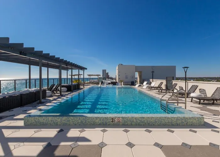 Elegant 4 Bedroom Beachfront, Luxury With Rooftop Pool Next To The Hangout