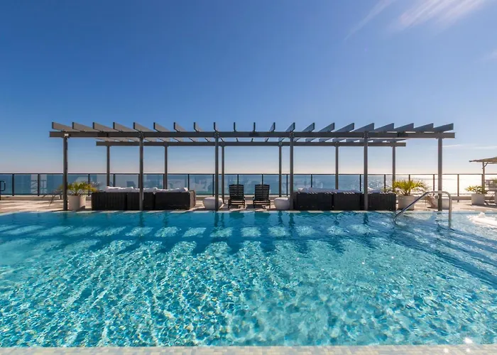 Elegant 4 Bedroom Beachfront, Luxury With Rooftop Pool Next To The Hangout *