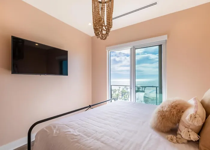 Holiday home Elegant 4 Bedroom Beachfront, Luxury With Rooftop Pool Next To The Hangout Gulf Shores