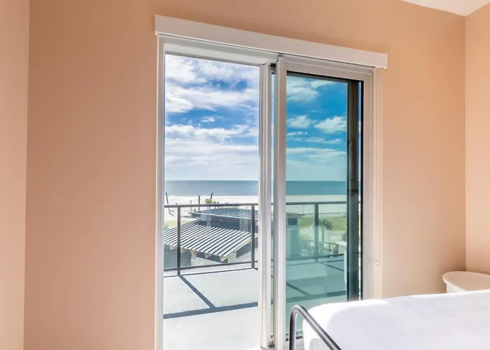 Elegant 4 Bedroom Beachfront, Luxury With Rooftop Pool Next To The Hangout *