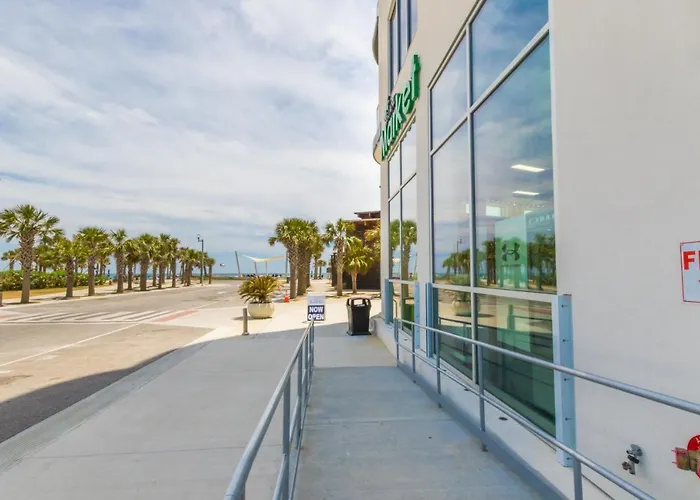 Elegant 4 Bedroom Beachfront, Luxury With Rooftop Pool Next To The Hangout *