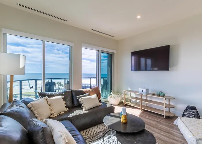 Holiday home Elegant 4 Bedroom Beachfront, Luxury With Rooftop Pool Next To The Hangout *