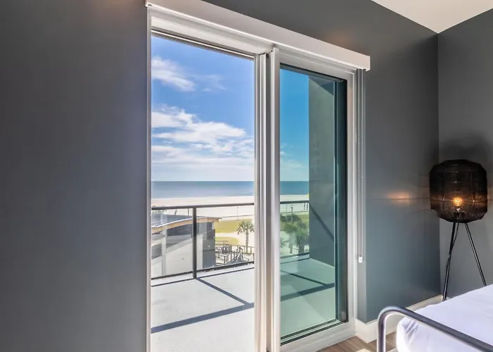 Holiday home Elegant 4 Bedroom Beachfront, Luxury With Rooftop Pool Next To The Hangout