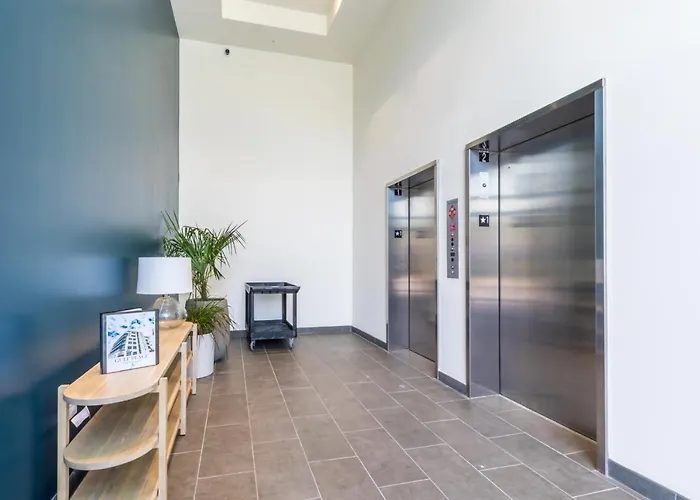 Elegant 4 Bedroom Beachfront, Luxury With Rooftop Pool Next To The Hangout