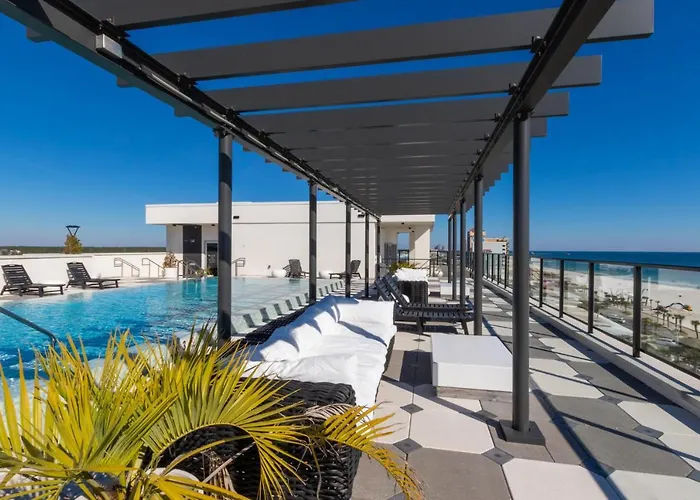 Elegant 4 Bedroom Beachfront, Luxury With Rooftop Pool Next To The Hangout
