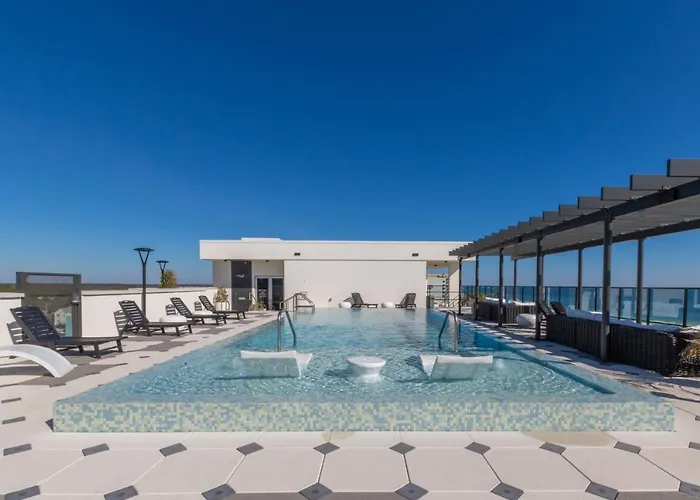 Elegant 4 Bedroom Beachfront, Luxury With Rooftop Pool Next To The Hangout Holiday home