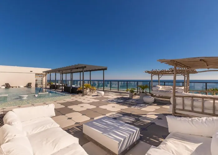 Holiday home Elegant 4 Bedroom Beachfront, Luxury With Rooftop Pool Next To The Hangout